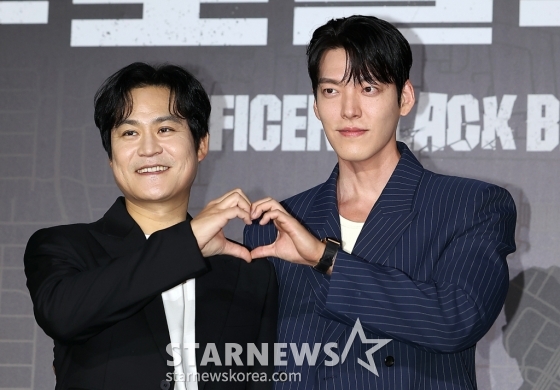 (서울=뉴스1) 김진환 기자 = 배우 김성균과 김우빈(오른쪽)이 10일 오전 서울 광진구 롯데시네마 건대입구에서 열린 넷플릭스 영화 ‘무도실무관’ 제작보고회에 참석해 포즈를 취하고 있다. 오는 13일 공개되는 영화 '무도실무관'은 태권도, 검도, 유도 도합 9단 무도 유단자 이정도(김우빈 분)가 보호관찰관 김선민(김성균 분)의 제안으로 범죄를 예방하기 위해 전자발찌 대상자들을 24시간 밀착 감시하는 무도실무관으로 함께 일하게 되면서 벌어지는 이야기를 그린 액션 영화다. 2024.9.10/뉴스1 Copyright (C) /사진=(서울=뉴스1) 김진환 기자