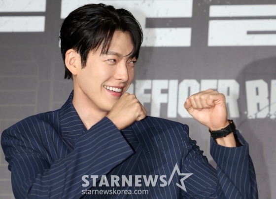 (서울=뉴스1) 김진환 기자 = 배우 김우빈이 10일 오전 서울 광진구 롯데시네마 건대입구에서 열린 넷플릭스 영화 ‘무도실무관’ 제작보고회에 참석해 포즈를 취하고 있다. 오는 13일 공개되는 영화 '무도실무관'은 태권도, 검도, 유도 도합 9단 무도 유단자 이정도(김우빈 분)가 보호관찰관 김선민(김성균 분)의 제안으로 범죄를 예방하기 위해 전자발찌 대상자들을 24시간 밀착 감시하는 무도실무관으로 함께 일하게 되면서 벌어지는 이야기를 그린 액션 영화다. 2024.9.10/뉴스1 Copyright (C) 뉴스1. All /사진=(서울=뉴스1) 김진환 기자