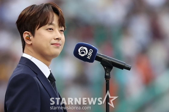 (인천=뉴스1) 김진환 기자 = 가수 이찬원이 6일 오후 인천시 미추홀구 문학동 SSG랜더스필드에서 열린 '2024 신한 SOL Bank KBO 올스타전’ 나눔 올스타와 드림 올스타의 경기에 앞서 애국가를 부르고 있다. 2024.7.6/뉴스1 Copyright (C) 뉴스1. All rights reserved. 무단 전재 및 재배포, AI학습 이용 금지. /사진=(인천=뉴스1) 김진환 기자