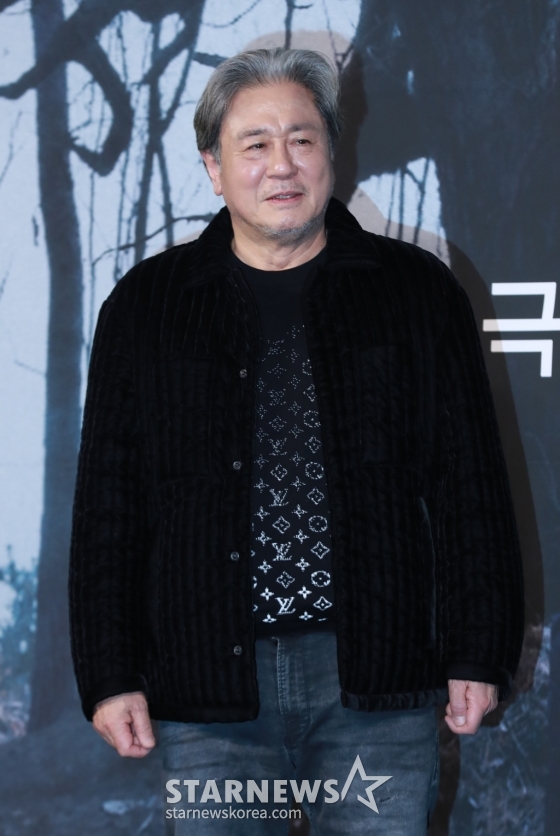 배우 최민식이 17일 오전 서울 더플라자 호텔에서 진행된 영화 '파묘'(감독 장재현) 제작발표회에 참석해 포즈를 취하고 있다. 거액의 돈을 받고 수상한 묘를 이장한 풍수사와 장의사, 무속인들에게 벌어지는 기이한 사건을 담은 오컬트 미스터리 영화 '파묘'는 오는 2월 개봉 예정이다. /2024.01.17 /사진=이동훈