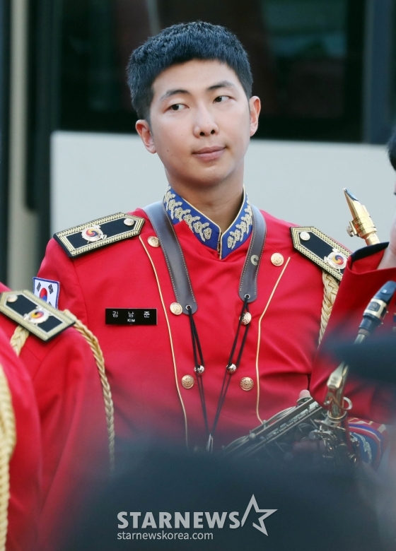 군 복무 중인 그룹 방탄소년단(BTS) RM(김남준)이 2일 오후 강원도 화천군 '2024 화천토마토 축제' 현장에서 15사단 군악대 일원으로 무대를 준비하고 있다. 2024.08.02 /사진=임성균