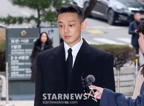 마약류 관리에 관한 법률 위반(향정) 등 혐의로 기소된 배우 유아인(본명 엄홍식)이 5일 오후 서울 서초구 중앙지법에서 열린 공판에 출석하고 있다. 유아인은 지난해 10월 프로포폴 상습 투약, 타인 명의 수면제 불법 처방 매수, 대마흡연 및 교사, 증거인멸교사 등 혐의로 불구속 기소됐다. 2024.03.05 /사진=김창현