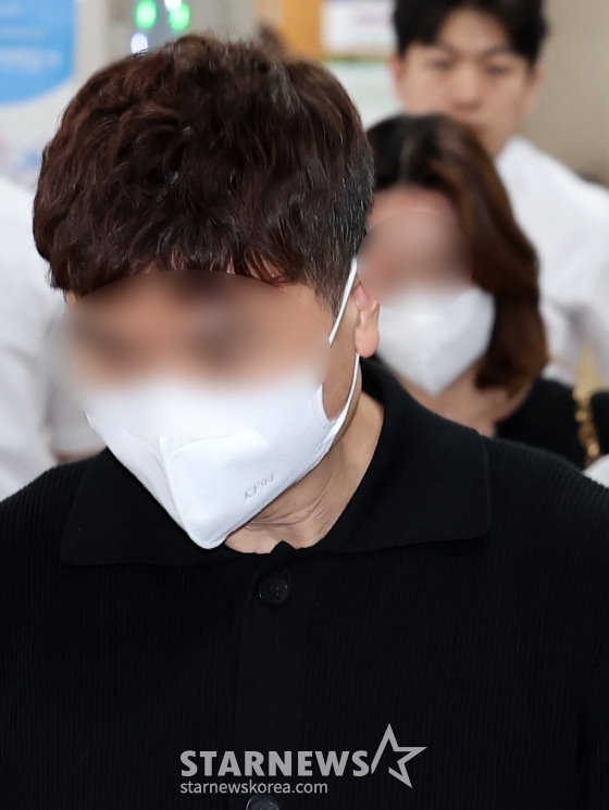 (서울=뉴스1) 김성진 기자 = 개그맨 박수홍의 출연료 등 62억 원을 빼돌린 혐의를 받는 친형 박 모씨와 형수 이 모씨가 17일 서울 서초구 서울고등법원에서 열린 특정경제범죄가중처벌등에관한법률위반(횡령)등 항소심 1차 공판에 출석하고 있다. 2024.5.17/뉴스1 Copyright (C) 뉴스1. All rights reserved. 무단 전재 및 재배포, AI학습 이용 금지. /사진=(서울=뉴스1) 김성진 기자