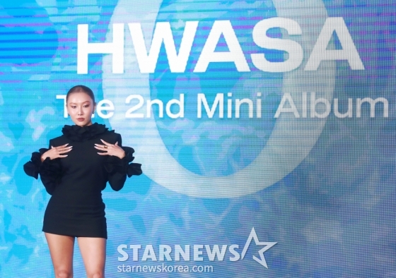 가수 화사가 19일 오후 서울 여의도 콘래드호텔에서 진행된 두 번째 미니앨범 ‘O'(오) 발매기념 기자간담회에서 포즈를 취하고 있다. 이번 앨범에는, 타이틀 곡 ‘NA’를 비롯해 ‘Road'(로드), ‘HWASA'(화사), ‘EGO'(이고), ‘OK NEXT'(오케이 넥스트), ‘just want to have some fun'(저스트 원트 투 해브 썸 펀), ‘O’ 등 7곡이 수록됐다. /2024.09.19 /사진=이동훈