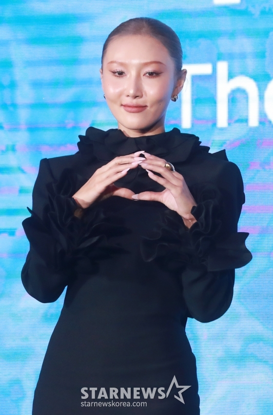 가수 화사가 19일 오후 서울 여의도 콘래드호텔에서 진행된 두 번째 미니앨범 ‘O'(오) 발매기념 기자간담회에서 포즈를 취하고 있다. 이번 앨범에는, 타이틀 곡 ‘NA’를 비롯해 ‘Road'(로드), ‘HWASA'(화사), ‘EGO'(이고), ‘OK NEXT'(오케이 넥스트), ‘just want to have some fun'(저스트 원트 투 해브 썸 펀), ‘O’ 등 7곡이 수록됐다. /2024.09.19 /사진=이동훈