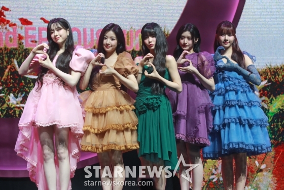 걸그룹 피프티피프티(FIFTY FIFTY?키나 문샤넬 예원 하나 아테나)가 20일 오후 서울 광진구 예스24라이브홀에서 진행된 두 번째 미니 앨범 '러브 튠'(Love Tune) 발매 기념 쇼케이스에서 포즈를 취하고 있다. '러브' 버전과 '튠' 버전 2가지로 발매되는 이번 앨범은 타이틀곡 'SOS'와 선공개 곡 '스타리 나잇'(Starry Night)'을 비롯해 '푸시 유어 러브'(Push Your Love), /사진=이동훈
