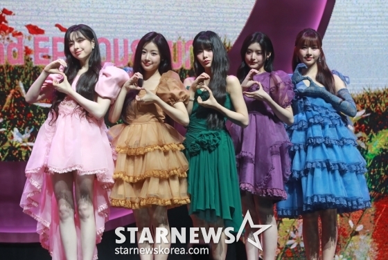 걸그룹 피프티피프티(FIFTY FIFTY?키나 문샤넬 예원 하나 아테나)가 20일 오후 서울 광진구 예스24라이브홀에서 진행된 두 번째 미니 앨범 '러브 튠'(Love Tune) 발매 기념 쇼케이스에서 포즈를 취하고 있다. '러브' 버전과 '튠' 버전 2가지로 발매되는 이번 앨범은 타이틀곡 'SOS'와 선공개 곡 '스타리 나잇'(Starry Night)'을 비롯해 '푸시 유어 러브'(Push Your Love), /사진=이동훈