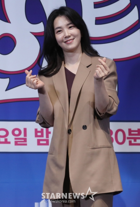 아나운서 강지영이 20일 오후 서울 영등포구 신도림 라마다호텔에서 열린 JTBC '극한투어' 제작발표회에 참석해 포즈를 취하고 있다. JTBC 신규 예능 '극한투어'는 같은 여행지에서 '극악'과 '극락'을 오가며 정반대의 재미를 선보이는 프로그램으로 오는 22일 첫 방송된다. 2024.09.20 /사진=임성균