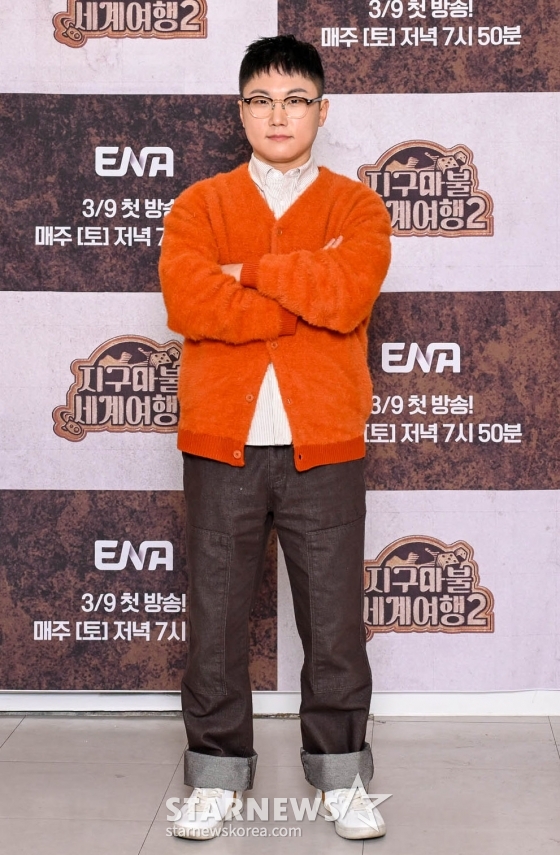 여행 크리에이터 빠니보틀이 7일 오후 서울 서대문구의 한 카페에서 진행된 ENA 여행 예능 '지구마불 세계여행2' 제작발표회에 참석해 포즈를 취하고 있다. '지구마불 세계여행'은 여행 크리에이터 3대장 빠니보틀, 원지, 곽튜브가 김태호 PD가 설계한 현실판 부루마불 게임에 참여해, 주사위에 운명을 맡긴 채 세계 여행을 떠나는 여행 프로그램이다. / 사진제공 = ENA /사진=김창현
