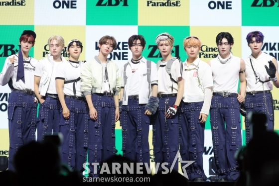 그룹 ZEROBASEONE(제로베이스원) 김규빈, 김지웅, 석매튜, 한유진, 장하오, 성한빈, 김태래, 리키, 박건욱이 26일 오후 서울 용산구 블루스퀘어 마스터카드홀에서 네번째 미니앨범 'CINEMA PARADISE' 미디어 쇼케이스를 열고 포즈를 취하고 있다. 네번째 미니앨범 'CINEMA PARADISE'는 다양한 삶의 과정에서 누구나 직면하게 되는 'BAD'한 상황에도 불구하고 결국에는 '해피엔딩(GOOD)'을 꿈꾸는 사람들과 이들의 행보를 격하게 /사진=임성균