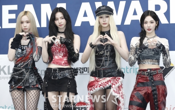 (서울=뉴스1) 권현진 기자 = 에스파 윈터(왼쪽부터)와 카리나, 지젤, 닝닝이 22일 오후 서울 송파구 잠실실내체육관에서 열린 ‘2024 케이 월드 드림 어워즈’(2024 K WORLD DREAM AWARDS) 블루카펫 행사에서 포즈를 취하고 있다. 2024.8.22/뉴스1 Copyright (C) 뉴스1. All rights reserved. 무단 전재 및 재배포, AI학습 이용 금지. /사진=(서울=뉴스1) 권현진 기자