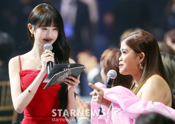 장원영이 필리핀 아레나에서 열린 '2023 아시아 아티스트 어워즈 인 필리핀'(2023 Asia Artist Awards IN THE PHILIPPINES, 이하 '2023 AAA')에서 필리핀 배우 멜라이 칸티베로스 프란시스코와 인터뷰를 하고 있다. /사진=김창현