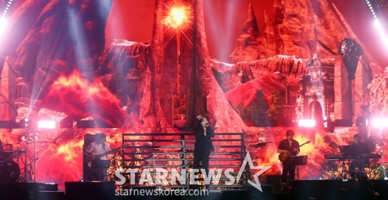 가수 김재중이 필리핀 아레나에서 열린 '2023 아시아 아티스트 어워즈 인 필리핀'(2023 Asia Artist Awards IN THE PHILIPPINES, 이하 '2023 AAA')에서 멋진 무대를 선보이고 있다. /사진=김창현