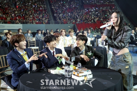그룹 세븐틴 부석순과 가수 이영지가 필리핀 아레나에서 열린 '2023 아시아 아티스트 어워즈 인 필리핀'(2023 Asia Artist Awards IN THE PHILIPPINES, 이하 '2023 AAA')에서 멋진 공연을 펼치고 있다. /사진=임성균