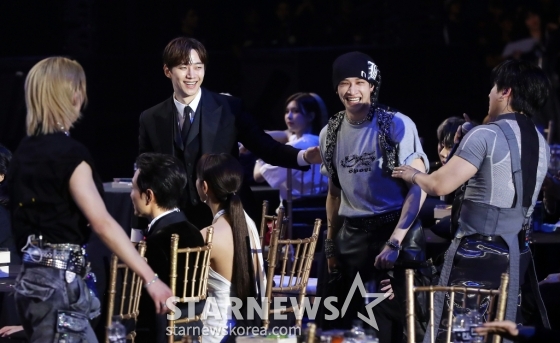 그룹 스트레이키즈(Stray Kids)가 필리핀 아레나에서 열린 '2023 아시아 아티스트 어워즈 인 필리핀'(2023 Asia Artist Awards IN THE PHILIPPINES, 이하 '2023 AAA')에서 배우 이준호와 멋진 무대를 선보이고 있다. /사진=김창현