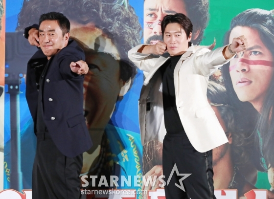 배우 류승룡, 진선규가 24일 오전 서울 광진구 롯데시네마 건대입구점에서 진행된 영화 '아마존 활명수'(감독 김창주) 제작보고회에 참석해 질문에 답하고 있다. 집에서도 회사에서도 구조조정 대상인 전 양궁 국가대표 진봉(류승룡)이 한국계 볼레도르인 통역사 빵식(진선규)과 신이 내린 활 솜씨의 아마존 전사 3인방을 만나 제대로 한 방 쏘는 코믹 활극 '아마존 활명수'는 10월 30일 개봉한다. /2024.09.24 /사진=이동훈