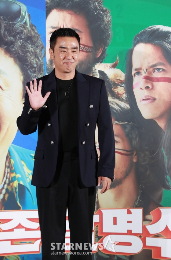 배우 류승룡이 24일 오전 서울 광진구 롯데시네마 건대입구점에서 진행된 영화 '아마존 활명수'(감독 김창주) 제작보고회에 참석해 질문에 답하고 있다. 집에서도 회사에서도 구조조정 대상인 전 양궁 국가대표 진봉(류승룡)이 한국계 볼레도르인 통역사 빵식(진선규)과 신이 내린 활 솜씨의 아마존 전사 3인방을 만나 제대로 한 방 쏘는 코믹 활극 '아마존 활명수'는 10월 30일 개봉한다. /2024.09.24 /사진=이동훈