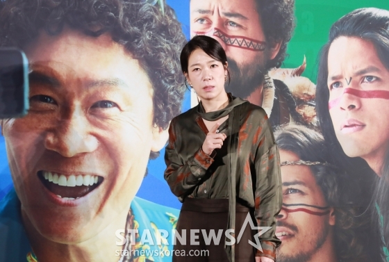 배우 염혜란이 24일 오전 서울 광진구 롯데시네마 건대입구점에서 진행된 영화 '아마존 활명수'(감독 김창주) 제작보고회에 참석해 질문에 답하고 있다. 집에서도 회사에서도 구조조정 대상인 전 양궁 국가대표 진봉(류승룡)이 한국계 볼레도르인 통역사 빵식(진선규)과 신이 내린 활 솜씨의 아마존 전사 3인방을 만나 제대로 한 방 쏘는 코믹 활극 '아마존 활명수'는 10월 30일 개봉한다. /2024.09.24 /사진=이동훈