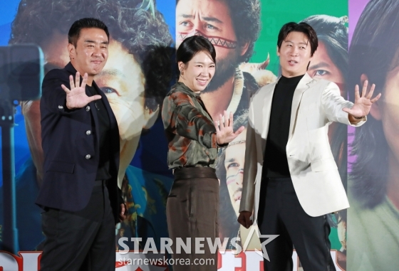 배우 류승룡, 염혜란, 진선규가 24일 오전 서울 광진구 롯데시네마 건대입구점에서 진행된 영화 '아마존 활명수'(감독 김창주) 제작보고회에 참석해 질문에 답하고 있다. 집에서도 회사에서도 구조조정 대상인 전 양궁 국가대표 진봉(류승룡)이 한국계 볼레도르인 통역사 빵식(진선규)과 신이 내린 활 솜씨의 아마존 전사 3인방을 만나 제대로 한 방 쏘는 코믹 활극 '아마존 활명수'는 10월 30일 개봉한다. /2024.09.24 /사진=이동훈