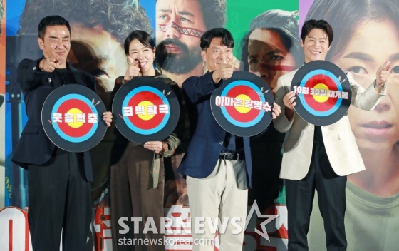 배우 류승룡, 염혜란, 김창주 감독, 배우 진선규가 24일 오전 서울 광진구 롯데시네마 건대입구점에서 진행된 영화 '아마존 활명수'(감독 김창주) 제작보고회에 참석해 질문에 답하고 있다. 집에서도 회사에서도 구조조정 대상인 전 양궁 국가대표 진봉(류승룡)이 한국계 볼레도르인 통역사 빵식(진선규)과 신이 내린 활 솜씨의 아마존 전사 3인방을 만나 제대로 한 방 쏘는 코믹 활극 '아마존 활명수'는 10월 30일 개봉한다. /2024.09.24 /사진=이동훈