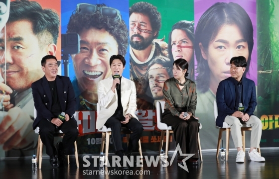 배우 류승룡, 진선규, 염혜란, 김창주 감독이 24일 오전 서울 광진구 롯데시네마 건대입구점에서 진행된 영화 '아마존 활명수'(감독 김창주) 제작보고회에 참석해 질문에 답하고 있다. 집에서도 회사에서도 구조조정 대상인 전 양궁 국가대표 진봉(류승룡)이 한국계 볼레도르인 통역사 빵식(진선규)과 신이 내린 활 솜씨의 아마존 전사 3인방을 만나 제대로 한 방 쏘는 코믹 활극 '아마존 활명수'는 10월 30일 개봉한다. /2024.09.24 /사진=이동훈