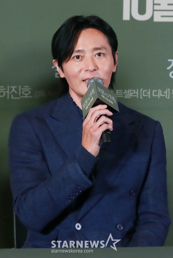 배우 장동건이 24일 오후 서울 CGV용산아이파크몰에서 진행된 영화 '보통의 가족'(감독 허진호) 언론시사회 및 기자간담회에 참석해 질문에 답하고 있다. 각자의 신념을 가지고 살아가던 네 사람이 아이들의 범죄현장이 담긴 CCTV를 보게 되면서 모든 것이 무너져가는 모습을 담은 서스펜스 영화 '보통의 가족'은 오는 10월 개봉 예정이다. /2024.09.24 /사진=이동훈