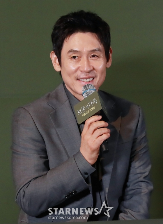 배우 설경구가 24일 오후 서울 CGV용산아이파크몰에서 진행된 영화 '보통의 가족'(감독 허진호) 언론시사회 및 기자간담회에 참석해 질문에 답하고 있다. 각자의 신념을 가지고 살아가던 네 사람이 아이들의 범죄현장이 담긴 CCTV를 보게 되면서 모든 것이 무너져가는 모습을 담은 서스펜스 영화 '보통의 가족'은 오는 10월 개봉 예정이다. /2024.09.24 /사진=이동훈