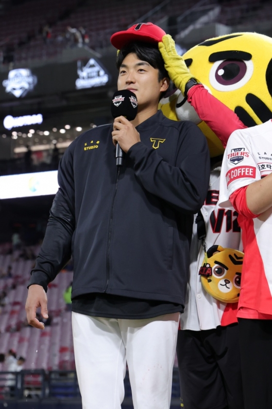 KIA 김도현이 24일 광주 삼성전 승리 후 팬들에게 인사하고 있다. /사진=KIA 타이거즈 제공