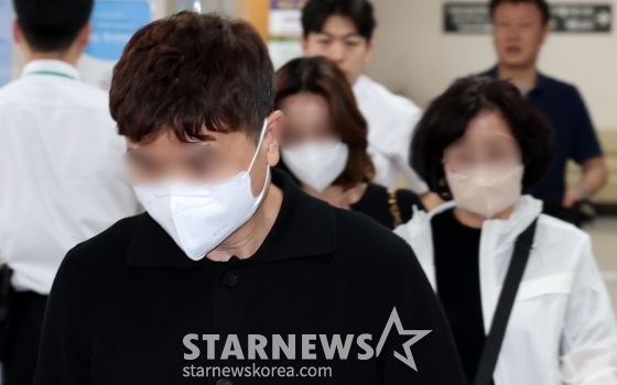 (서울=뉴스1) 김성진 기자 = 개그맨 박수홍의 출연료 등 62억 원을 빼돌린 혐의를 받는 친형 박 모씨와 형수 이 모씨가 17일 서울 서초구 서울고등법원에서 열린 특정경제범죄가중처벌등에관한법률위반(횡령)등 항소심 1차 공판에 출석하고 있다. 2024.5.17/뉴스1 Copyright (C) 뉴스1. All rights reserved. 무단 전재 및 재배포, AI학습 이용 금지. /사진=(서울=뉴스1) 김성진 기자