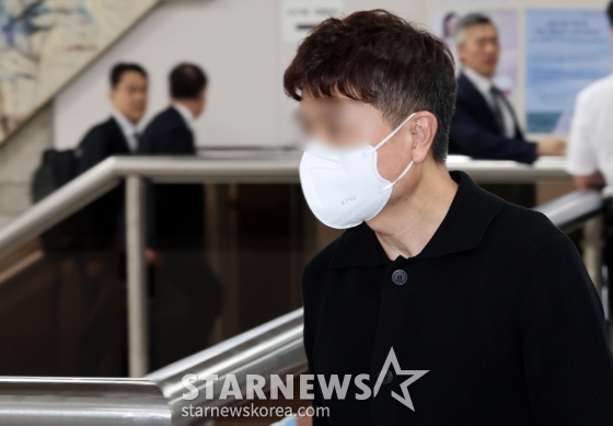 (서울=뉴스1) 김성진 기자 = 개그맨 박수홍의 출연료 등 62억 원을 빼돌린 혐의를 받는 친형 박 모씨가 17일 서울 서초구 서울고등법원에서 열린 특정경제범죄가중처벌등에관한법률위반(횡령)등 항소심 1차 공판에 출석하고 있다. 2024.5.17/뉴스1 Copyright (C) 뉴스1. All rights reserved. 무단 전재 및 재배포, AI학습 이용 금지. /사진=(서울=뉴스1) 김성진 기자