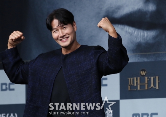 (서울=뉴스1) 권현진 기자 = 가수 김종국이 25일 서울 마포구 상암 MBC에서 열린 새 예능 ‘짠남자’ 제작발표회에 참석해 포즈를 취하고 있다. ‘짠남자’는 김종국과 절약 DNA를 가진 '소금이'들이 ‘흥청이&망청이’들의 생활 습관을 뜯어보며 참교육하는 프로그램이다. 2024.9.25/뉴스1 Copyright (C) 뉴스1. All rights reserved. 무단 전재 및 재배포, AI학습 이용 금지. /사진=(서울=뉴스1) 권현진 기자