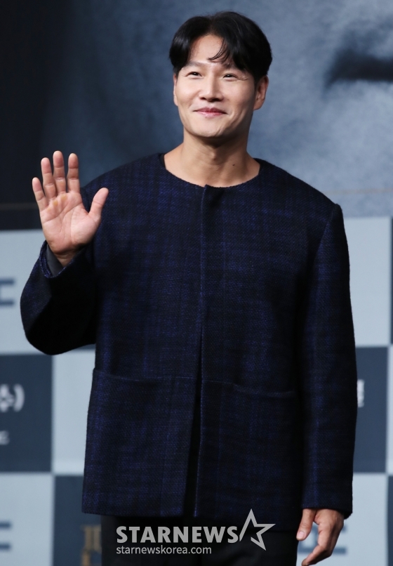 (서울=뉴스1) 권현진 기자 = 가수 김종국이 25일 서울 마포구 상암 MBC에서 열린 새 예능 ‘짠남자’ 제작발표회에 참석해 포즈를 취하고 있다. ‘짠남자’는 김종국과 절약 DNA를 가진 '소금이'들이 ‘흥청이&망청이’들의 생활 습관을 뜯어보며 참교육하는 프로그램이다. 2024.9.25/뉴스1 Copyright (C) 뉴스1. All rights reserved. 무단 전재 및 재배포, AI학습 이용 금지. /사진=(서울=뉴스1) 권현진 기자