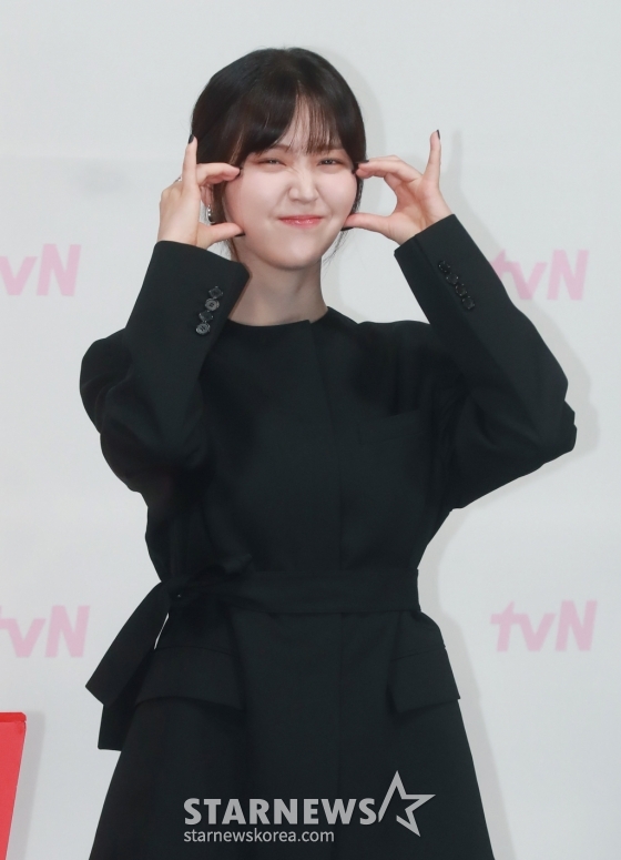 배우 김지은이 14일 오전 서을 구로구 신도림 라마다 호텔에서 진행된 tvN 토일드라마 '엄마친구아들' 제작발표회에 참석해 포즈를 취하고 있다. 오류 난 인생을 재부팅하려는 여자와 그의 살아있는 흑역사인 엄마친구아들이 벌이는 파란만장 동네 한 바퀴 로맨스 '엄마친구아들'은 오는 17일 첫 방송된다. /2024.08.14 /사진=이동훈