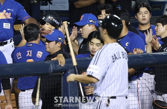 '2024 신한 SOL 뱅크 KBO리그' LG-한화전이 25일 서울 잠실야구장에서 열렸다. 한화 2회초 무사 1,3루에서 3루주자 안치홍이 이진영의 내야땅볼 때 홈을 밟은 후 더그아웃에서 동료들의 환영을 받고 있다. /사진=김진경 대기자