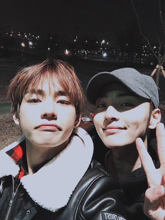 방탄소년단 뷔(왼쪽)와 김민재