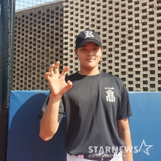 광주일고 권현우가 25일 무등야구장에서 삼성 라이온즈에 어울리는 포즈로 자세를 다시 잡아 사진 촬영에 임했다. /사진=김동윤 기자