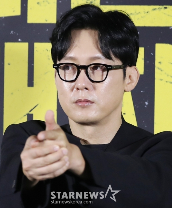 (서울=뉴스1) 권현진 기자 = 배우 박병은이 26일 오전 서울 용산구 용산CGV아이파크몰에서 열린 영화 '더러운 돈에 손대지 마라' 제작보고회에 참석해 포즈를 취하고 있다. '더러운 돈에 손대지 마라'는 수사는 본업! 뒷돈은 부업! 두 형사가 인생 역전을 위해 완전 범죄를 꿈꾸며 '더러운 돈'에 손을 댄 후 계획에 없던 사고에 휘말리며 벌어지는 이야기를 그린 작품이다. 2024.9.26/뉴스1 Copyright (C) 뉴스1. All rights reserved. 무단 전재 및 재배포, AI학습 이용 금지. /사진=(서울=뉴스1) 권현진 기자