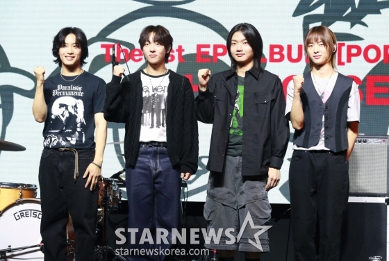 '안테나 첫 보이밴드' 드래곤포니(Dragon Pony)가 26일 오후 서울 예스24 원더로크홀에서 진행된 데뷔 EP ‘POP UP'(팝업) 발매 기념 쇼케이스에서 포즈를 취하고 있다. 이번 앨범에는 타이틀곡 ‘POP UP’을 비롯해 ‘모스부호’, ‘꼬리를 먹는 뱀’, ‘Traffic Jam'(트래픽 잼), ‘Pity Punk'(피티 펑크) 등 총 5곡이 수록됐다. /2024.09.26 /사진=이동훈