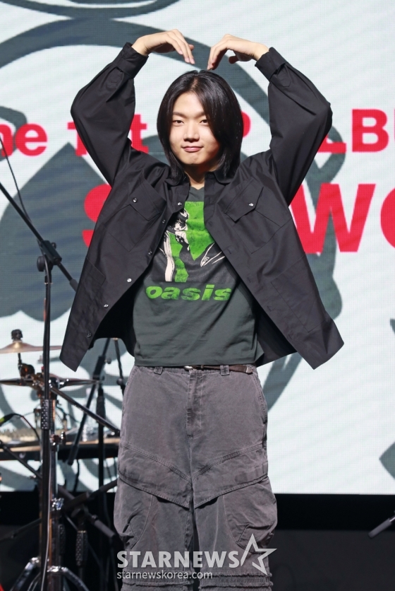 '안테나 첫 보이밴드' 드래곤포니(Dragon Pony) 고강훈이 26일 오후 서울 예스24 원더로크홀에서 진행된 데뷔 EP ‘POP UP'(팝업) 발매 기념 쇼케이스에서 포즈를 취하고 있다.  이번 앨범에는 타이틀곡 ‘POP UP’을 비롯해 ‘모스부호’, ‘꼬리를 먹는 뱀’, ‘Traffic Jam'(트래픽 잼), ‘Pity Punk'(피티 펑크) 등 총 5곡이 수록됐다. /2024.09.26 /사진=이동훈