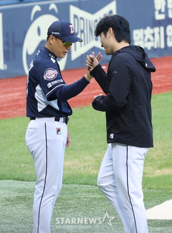 두산 이승엽 감독(왼쪽)과 곽빈. /사진=김진경 대기자