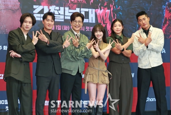 김희철, 최영재, 김성주, 츄, 장은실, 김동현이 27일 오전 서울 마포구 상암동 스탠포드 호텔에서 진행된 채널A 예능 '강철부대W' 제작발표회에 참석해 포즈를 취하고 있다. 최정예 여군 예비역들이 팀을 이뤄 출신 부대의 명예를 걸고 싸우는 밀리터리 서바이벌 프로그램 '강철부대W'는 10월 1일 첫 방송된다. /2024.09.27 /사진=이동훈