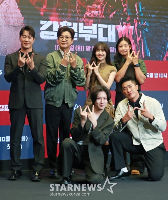 최영재, 김성주, 츄, 장은실, 김희철, 김동현이 27일 오전 서울 마포구 상암동 스탠포드 호텔에서 진행된 채널A 예능 '강철부대W' 제작발표회에 참석해 포즈를 취하고 있다. 최정예 여군 예비역들이 팀을 이뤄 출신 부대의 명예를 걸고 싸우는 밀리터리 서바이벌 프로그램 '강철부대W'는 10월 1일 첫 방송된다. /2024.09.27 /사진=이동훈