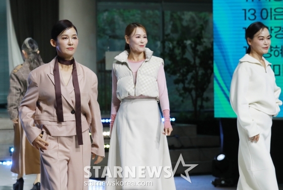 27일 오후 서울 중구 크레스트72에서 진행된 '2024 머니투데이방송 골든에이지어워즈' 본선에서 참가자들이 오프닝 무대를 펼치고 있다. 이번 대회는 패션 부문과 광고(인플루언서) 부문으로 나뉘어 본선 진출자 총 80명의 시니어들이 무대에 선다. /2024.09.27 /사진=이동훈
