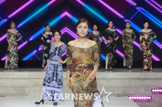 27일 오후 서울 중구 크레스트72에서 진행된 '2024 머니투데이방송 골든에이지어워즈' 본선에서 참가자들이 오프닝 무대를 펼치고 있다. 이번 대회는 패션 부문과 광고(인플루언서) 부문으로 나뉘어 본선 진출자 총 80명의 시니어들이 무대에 선다. /2024.09.27 /사진=이동훈