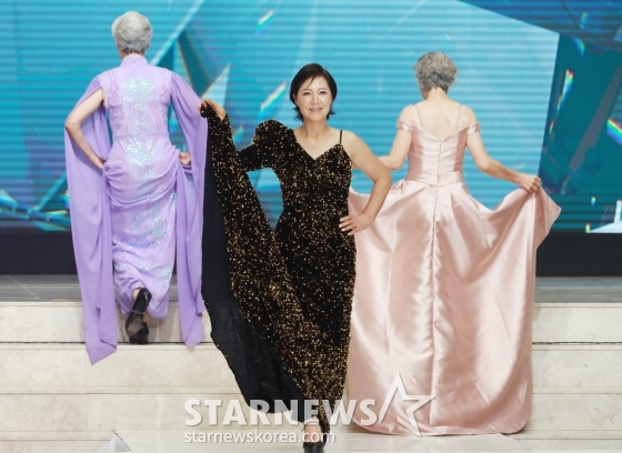 27일 오후 서울 중구 크레스트72에서 진행된 '2024 머니투데이방송 골든에이지어워즈' 본선에서 참가자들이 오프닝 무대를 펼치고 있다. 이번 대회는 패션 부문과 광고(인플루언서) 부문으로 나뉘어 본선 진출자 총 80명의 시니어들이 무대에 선다. /2024.09.27 /사진=이동훈