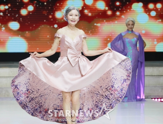 27일 오후 서울 중구 크레스트72에서 진행된 '2024 머니투데이방송 골든에이지어워즈' 본선에서 참가자들이 오프닝 무대를 펼치고 있다. 이번 대회는 패션 부문과 광고(인플루언서) 부문으로 나뉘어 본선 진출자 총 80명의 시니어들이 무대에 선다. /2024.09.27 /사진=이동훈