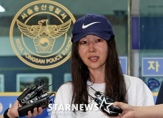 (서울=뉴스1) 장수영 기자 = 배임 혐의로 경찰조사를 마친 민희진 어도어 대표가 9일 오후 서울 용산경찰서에서 취재진의 질문에 답변하고 있다. 민 대표는 이날 오후 피고발인 조사를 받기 위해 용산경찰서에 출석했다. 이는 하이브가 업무상 배임 혐의로 민 대표를 고발한 것에 대한 첫 경찰 조사다. 2024.7.9/뉴스1 Copyright (C) 뉴스1. All rights reserved. 무단 전재 및 재배포, AI학습 이용 금지. /사진=(서울=뉴스1) 장수영 기자