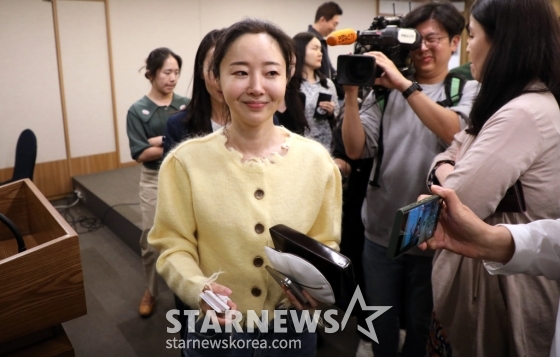 어도어 민희진 대표가 31일 오후 서울 중구 한국프레스센터 매화홀에서 긴급기자회견을 열고 같은 날 오전에 열린 어도어 임시주주총회 관련 입장을 발표하고 퇴장하고 있다. 2024.0531 /사진=임성균