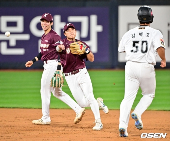 키움 유격수 김태진(가운데)이 27일 수원 KT전에서 1루로 송구하고 있다.