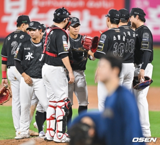 KT 위즈가 9월 12일 수원 KT 위즈파크에서 펼쳐진 NC 다이노스와 2024 신한 SOL 뱅크 KBO 리그 홈 경기에서 10-4로 승리했다. 경기 후 기뻐하는 KT 선수들.